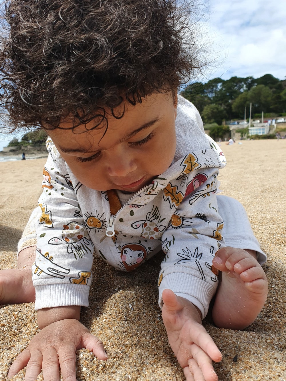 Adao joue avec le sable de la plage